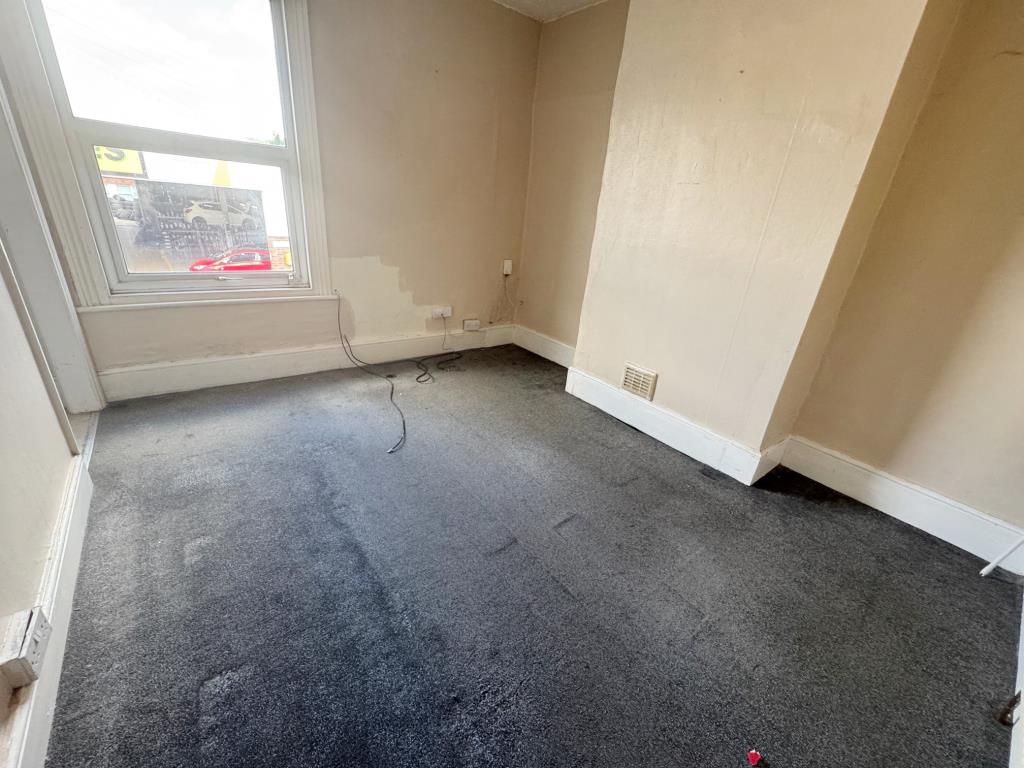 Lot: 124 - COMMERCIAL PREMISES AND FIRST FLOOR FLAT FOR IMPROVEMENT - Flat - living room